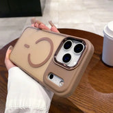 Magneettinen puhelinkuori iPhone in hand, stylish design with soft color and camera cutouts, perfect for protection.