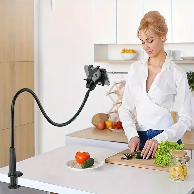 Joustava puhelinteline pitkällä varrella holding a phone for easy cooking in a modern kitchen.