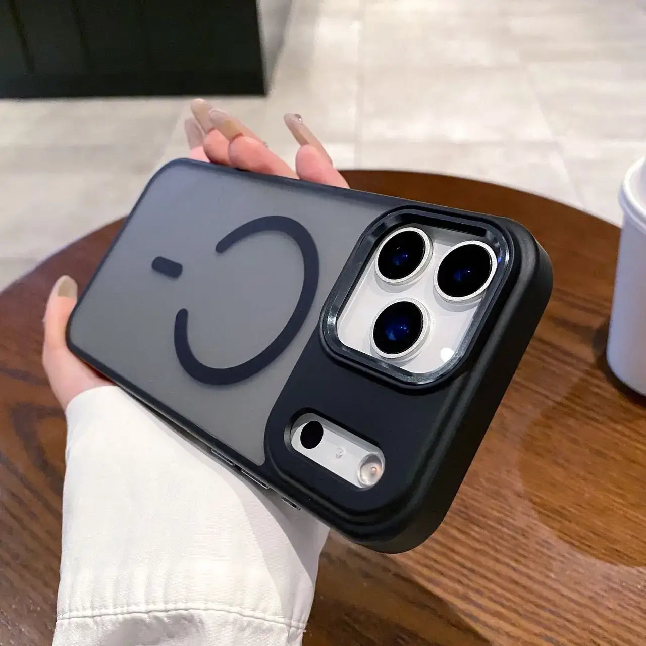 Magneettinen puhelinkuori iPhone in hand, showcasing modern design and protective features.