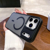 Magneettinen puhelinkuori iPhone in hand, showcasing modern design and protective features.