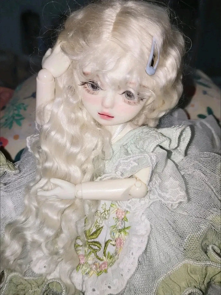 6 niveltä prinsessanukke meikillä with long curly hair and a delicate dress, perfect for collectors.