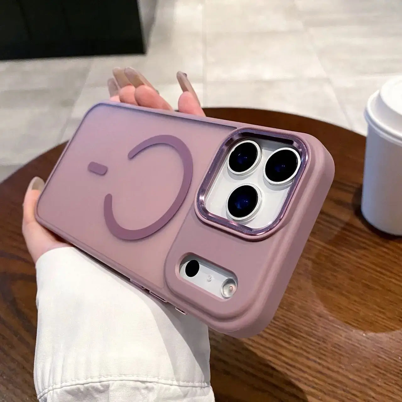 Magneettinen puhelinkuori iPhone in lavender color with camera cutouts and stylish design.