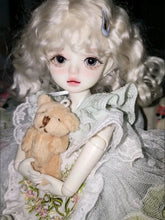 6 niveltä prinsessanukke meikillä holding a teddy bear, showcasing lifelike features and adorable details.