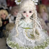 6 niveltä prinsessanukke meikillä with braided hair and floral accents in a detailed dress