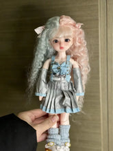 6 niveltä prinsessanukke meikillä in a stylish outfit with pastel hair and cute details.
