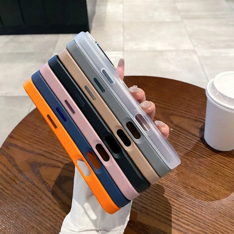 Various colors of magneettinen puhelinkuori iPhone displayed on a hand next to a coffee cup.