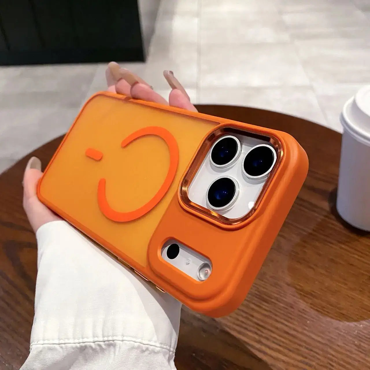 Magneettinen puhelinkuori iPhone - Monivärinen suoja, oranssi väritys, moderni ja leikkisä muotoilu.