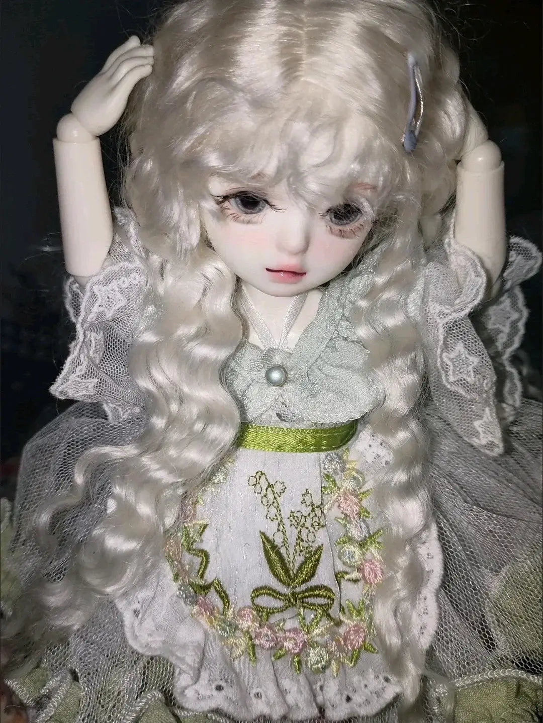 6 niveltä prinsessanukke meikillä dressed in a beautiful outfit with delicate details and soft, wavy hair.